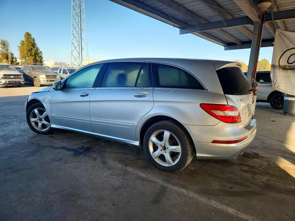 4JGCB6FE3BA113334 — 2011 MERCEDES-BENZ R photo 2