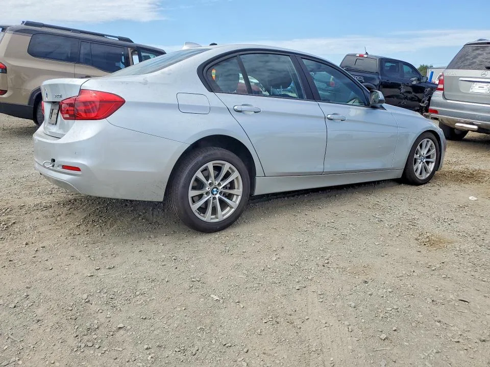 WBA8E1G36HNU18715 — 2017 BMW 320 photo 3