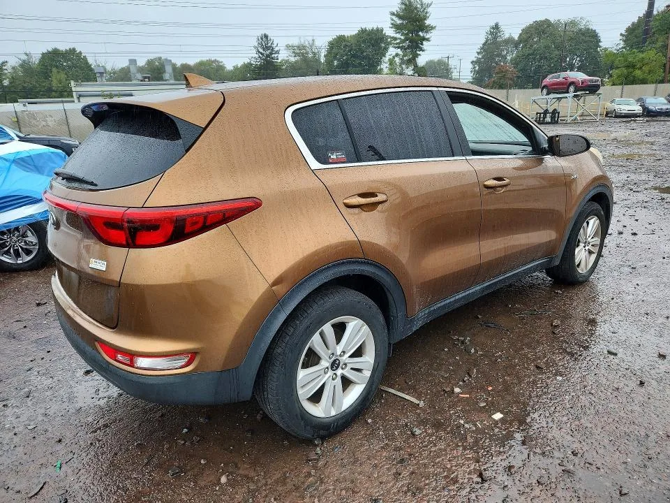 KNDPMCAC2J7385986 — 2018 KIA SPORTAGE photo 3