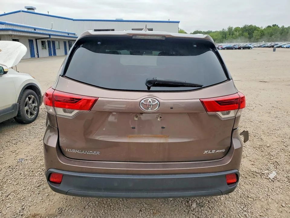 5TDJZRFH6JS880860 — 2018 TOYOTA HIGHLANDER photo 6
