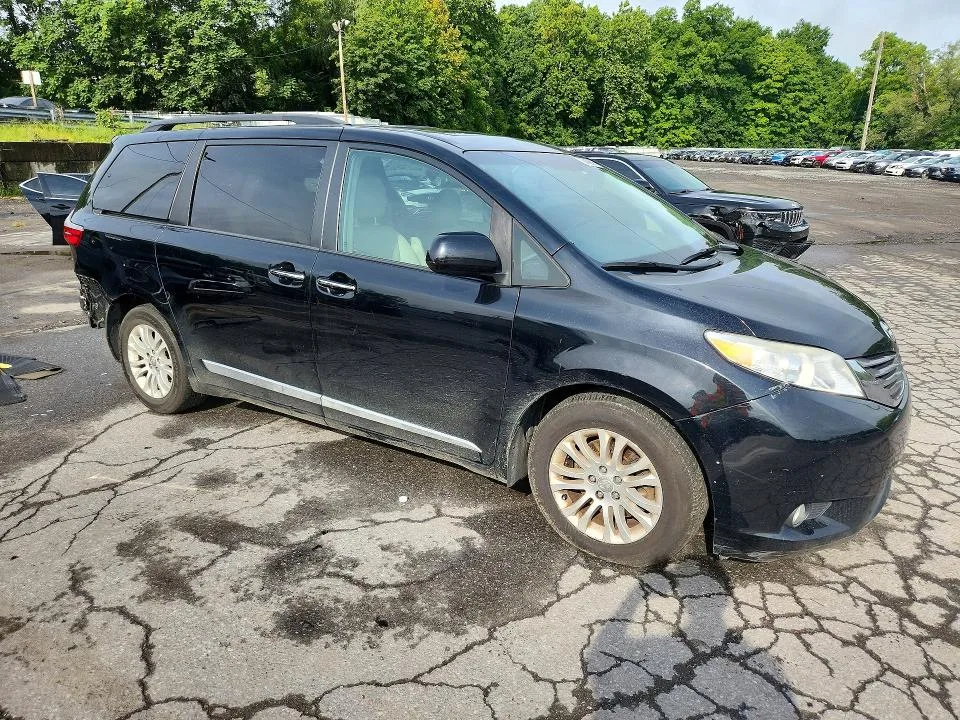 5TDYZ3DC8HS849137 — 2017 TOYOTA SIENNA photo 4