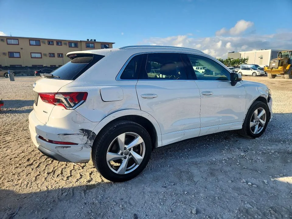 WA1AECF34L1116836 — 2020 AUDI Q3 photo 3