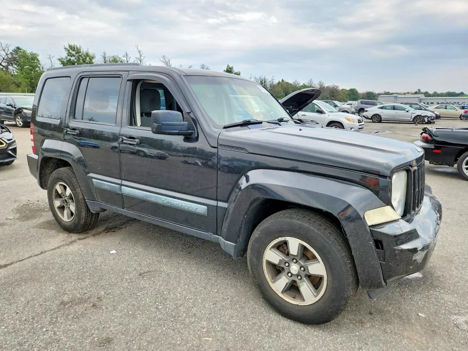 1J8GN28KX8W255712 — 2008 JEEP LIBERTY photo 4