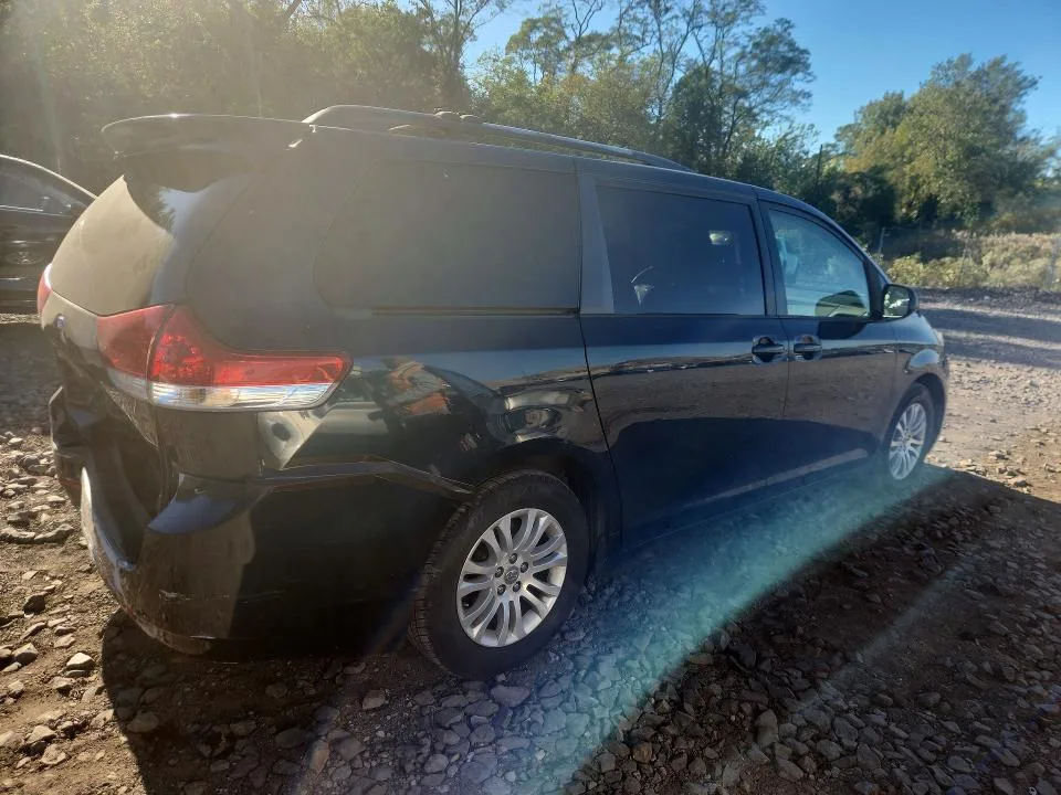 5TDYK3DC0BS167137 — 2011 TOYOTA SIENNA photo 3