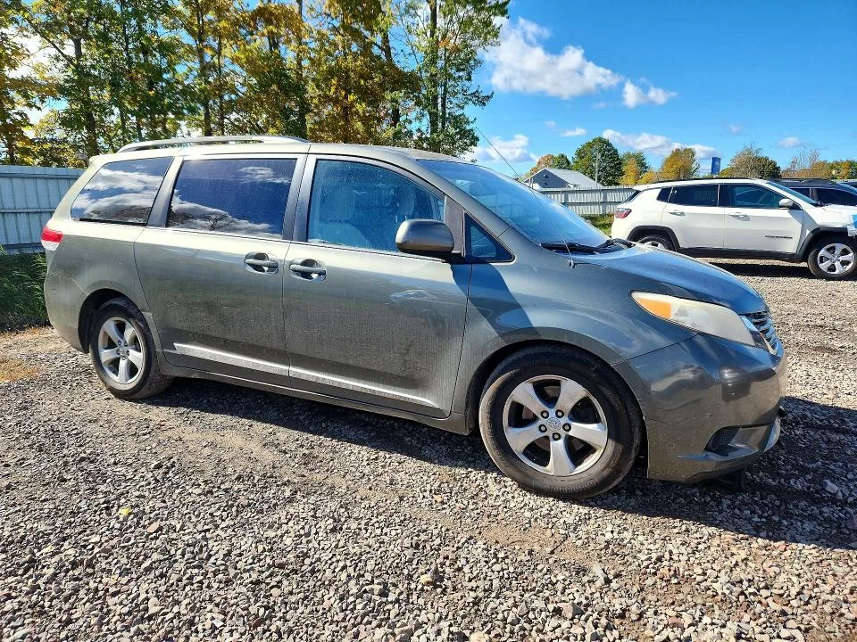 5TDKK3DC9BS073652 — 2011 TOYOTA SIENNA photo 4
