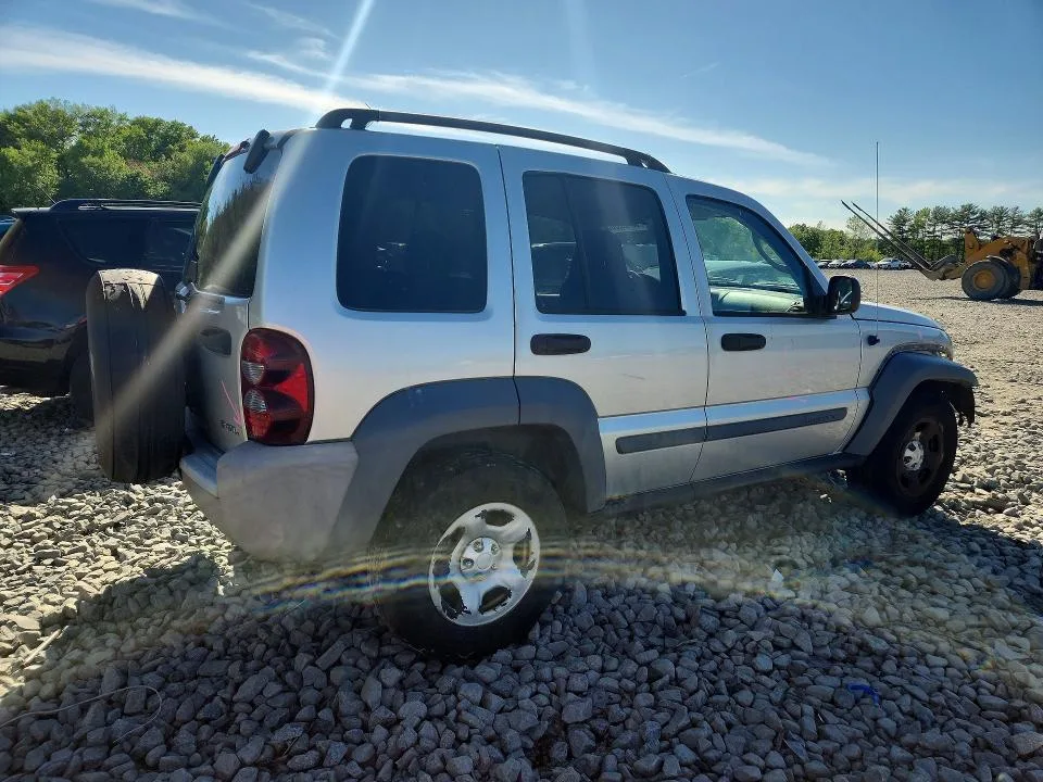 1J4GL48KX6W115322 — 2006 JEEP LIBERTY photo 3