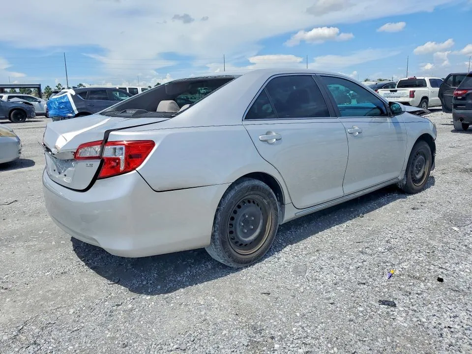 4T1BF1FK2EU309633 — 2014 TOYOTA CAMRY photo 3