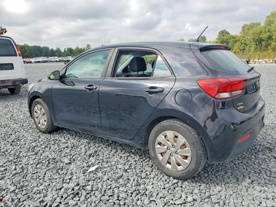 3KPA25AB0JE065256 — 2018 KIA RIO 5-DOOR photo 2