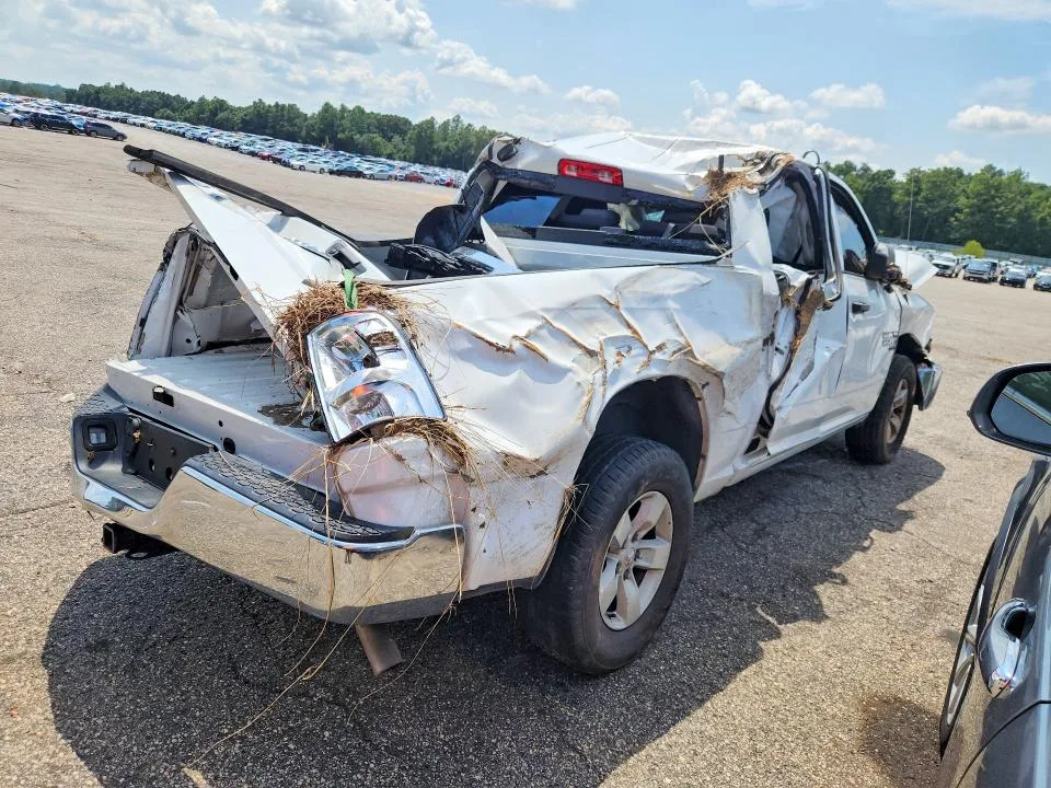 1C6RR7LGXPS516967 — 2023 RAM 1500 CLASSIC photo 3