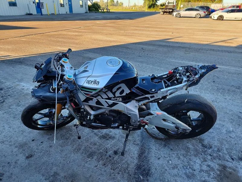 ZD4RKUB04GS000785 — 2016 APRILIA RSV4 photo 3