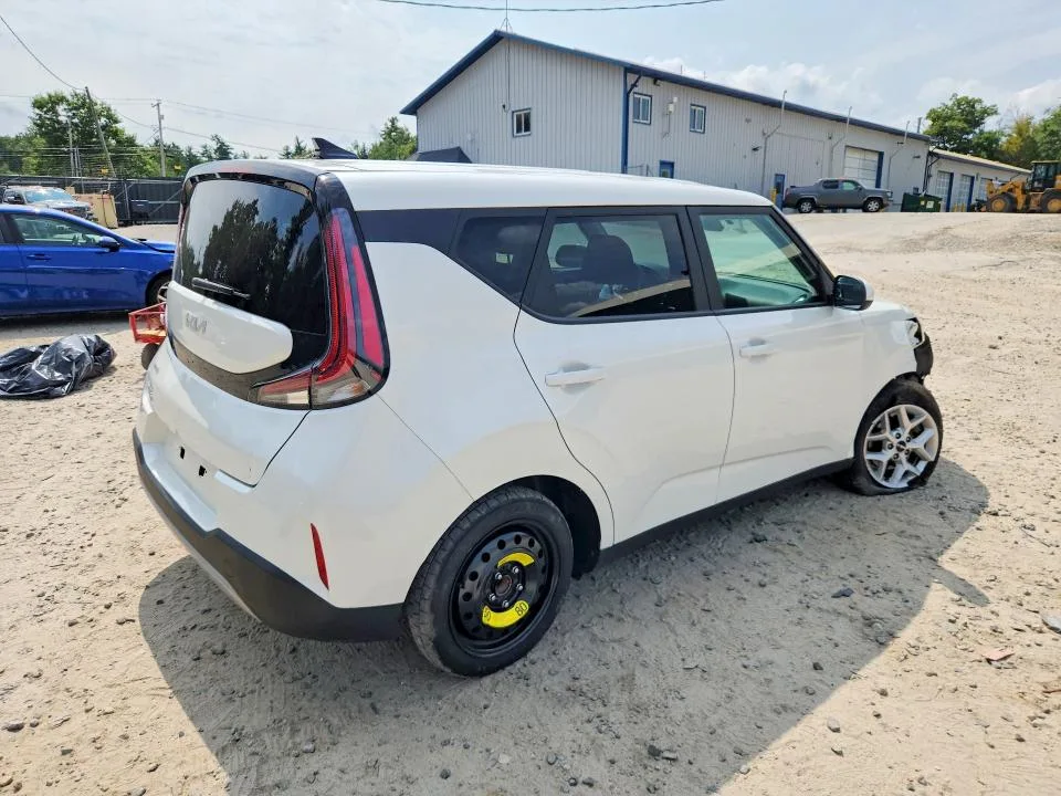 KNDJ23AU8P7867228 — 2023 KIA SOUL photo 3