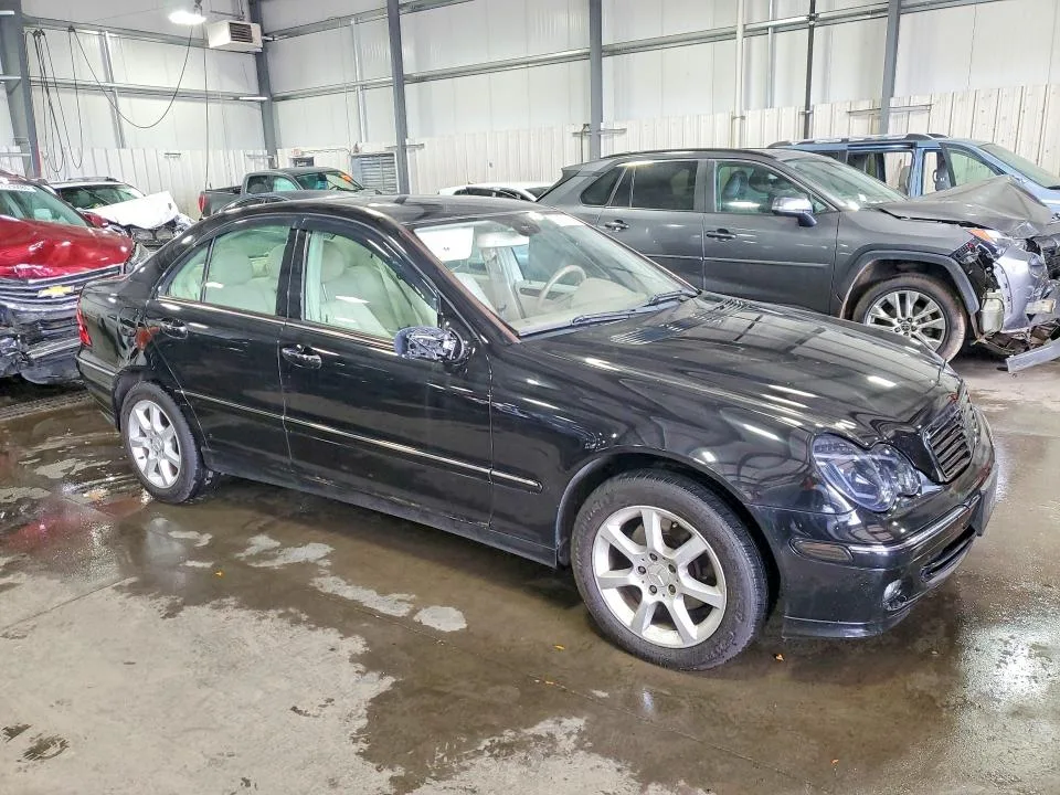 WDBRF92HX7F875461 — 2007 MERCEDES-BENZ C photo 4