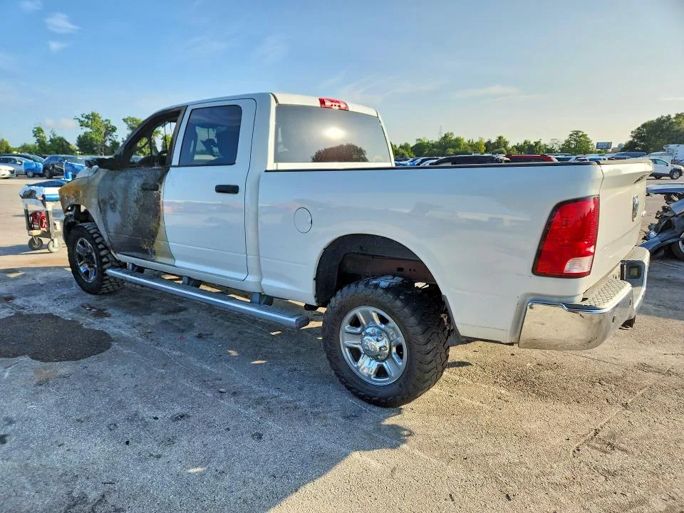 3C6UR5CJ9GG161811 — 2016 RAM 2500 photo 2
