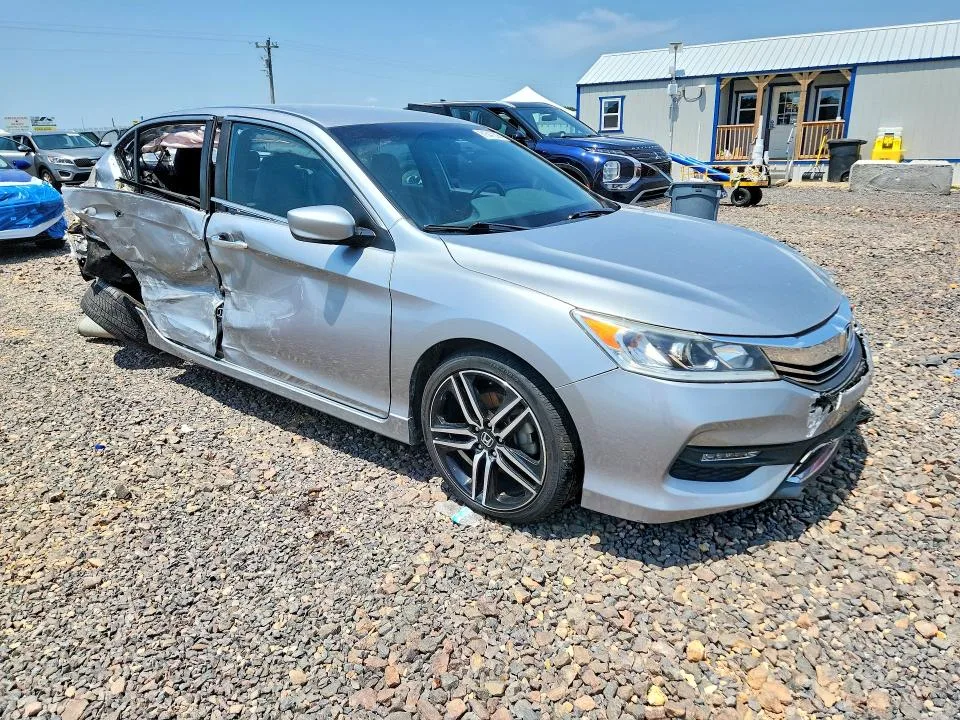 1HGCR2F5XHA158628 — 2017 HONDA ACCORD photo 4