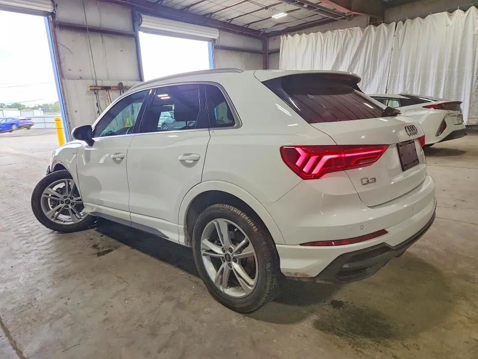 WA1EECF38M1152340 — 2021 AUDI Q3 photo 2