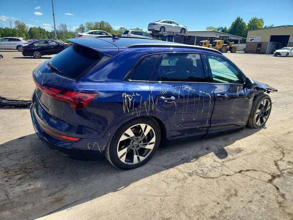 WA1AAAGE1NB033717 — 2022 AUDI E-TRON photo 3