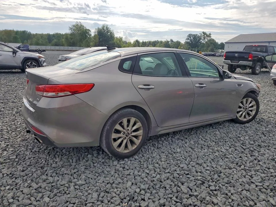 5XXGU4L34JG248297 — 2018 KIA OPTIMA photo 3