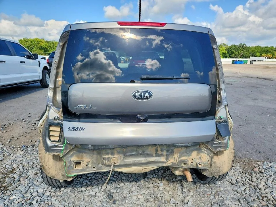 KNDJP3A58J7613522 — 2018 KIA SOUL photo 6
