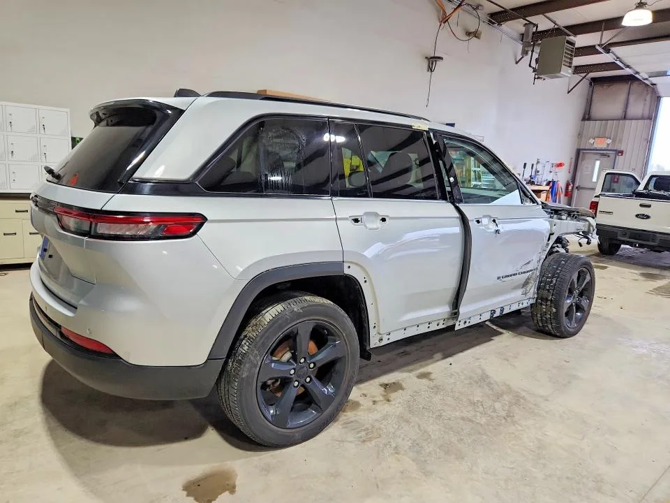 1C4RJHAG7P8765670 — 2023 JEEP GRAND CHEROKEE photo 3