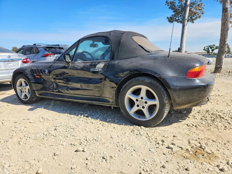 4USCJ333XWLC16007 — 1998 BMW Z3 photo 2