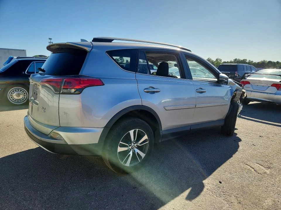 JTMRFREV8JD237554 — 2018 TOYOTA RAV4 photo 3