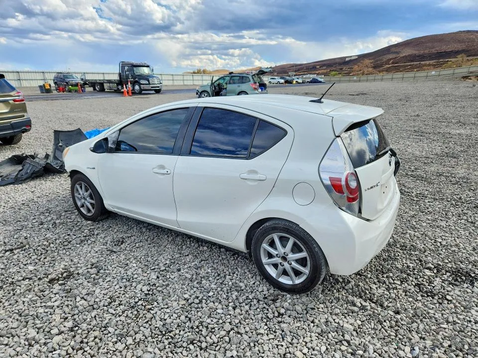 JTDKDTB36E1563688 — 2014 TOYOTA PRIUS C photo 2