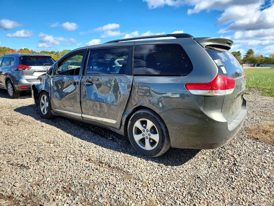 5TDKK3DC9BS073652 — 2011 TOYOTA SIENNA photo 2