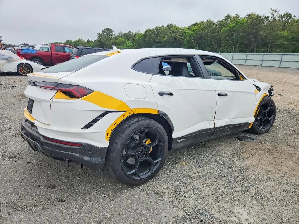 ZPBUC3ZL4RLA35636 — 2024 LAMBORGHINI URUS photo 3