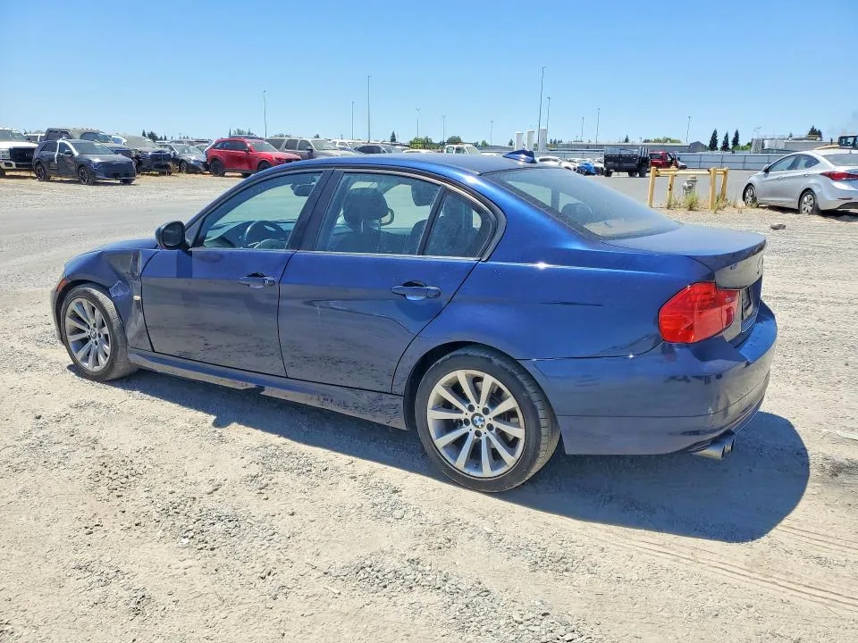WBAPH5C57BA443798 — 2011 BMW 328 photo 2