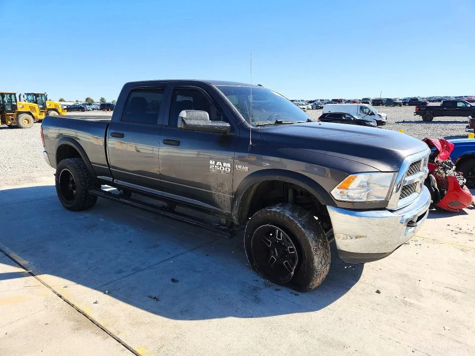 3C6UR5CJ3HG684887 — 2017 RAM 2500 photo 4