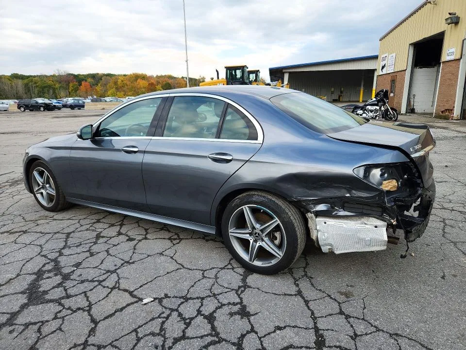 WDDZF4KB9JA444586 — 2018 MERCEDES-BENZ E photo 2