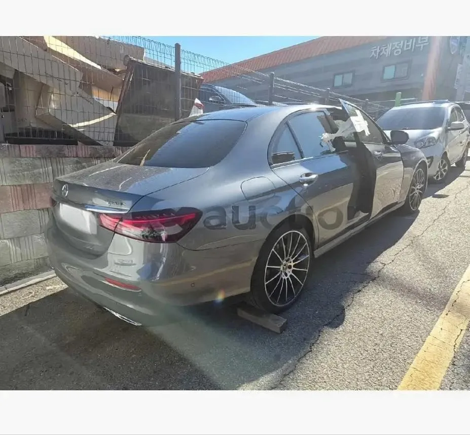 W1KZF8GB0PB115732 — 2023 MERCEDES-BENZ E350 photo 2