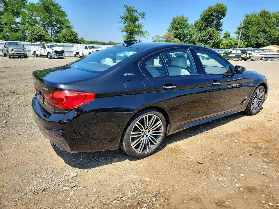 WBAJB1C52JG623945 — 2018 BMW 530XE photo 3