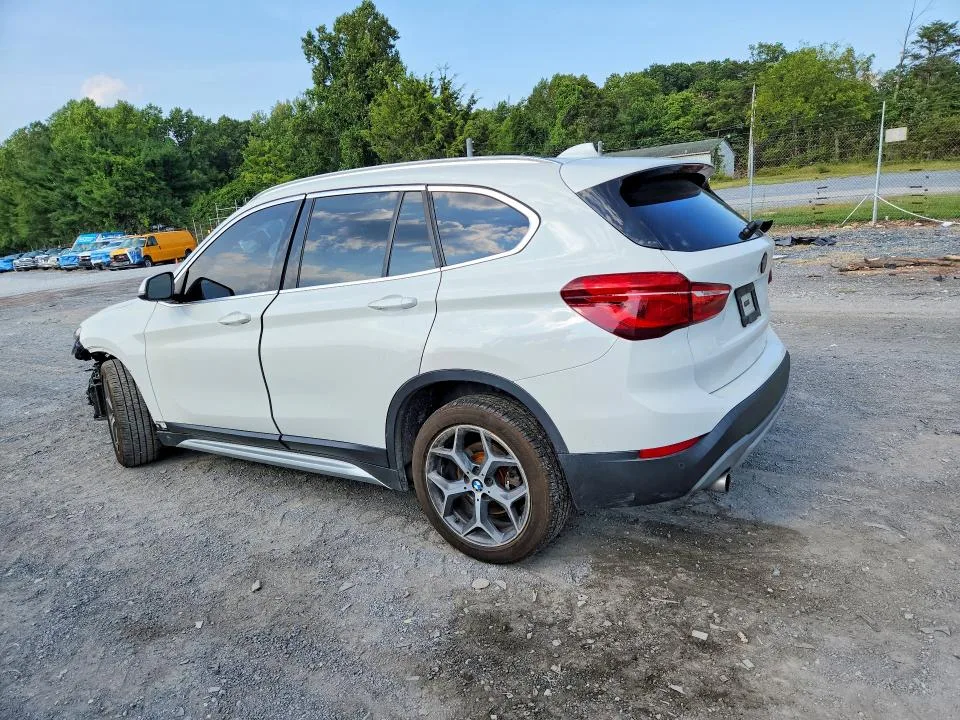WBXHT3C3XJ5K20528 — 2018 BMW X1 photo 2
