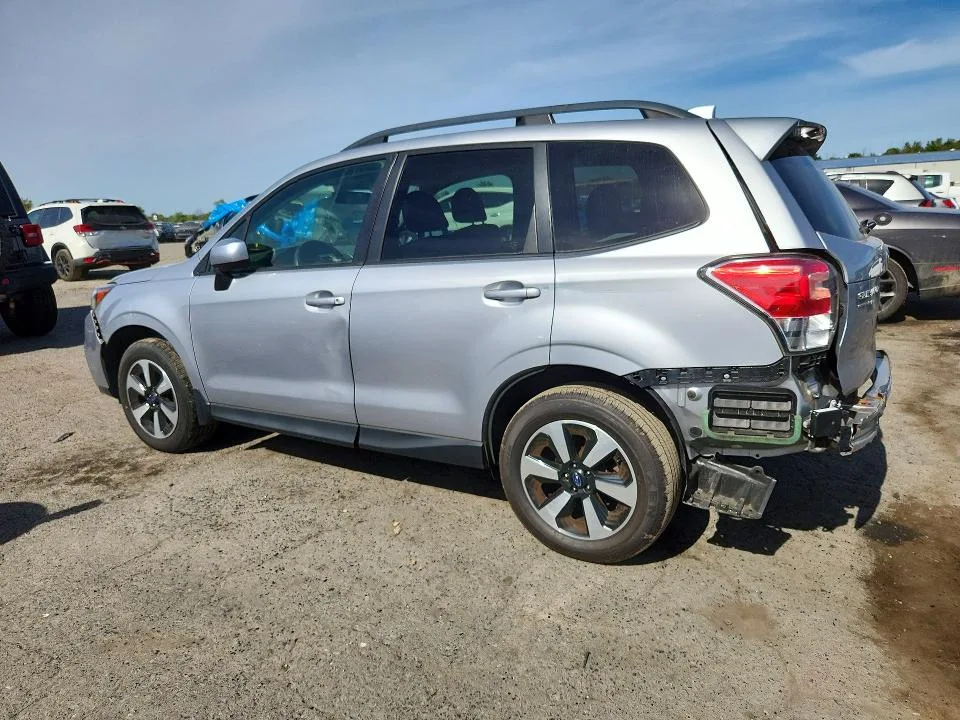 JF2SJAGC3JH548848 — 2018 SUBARU FORESTER photo 2