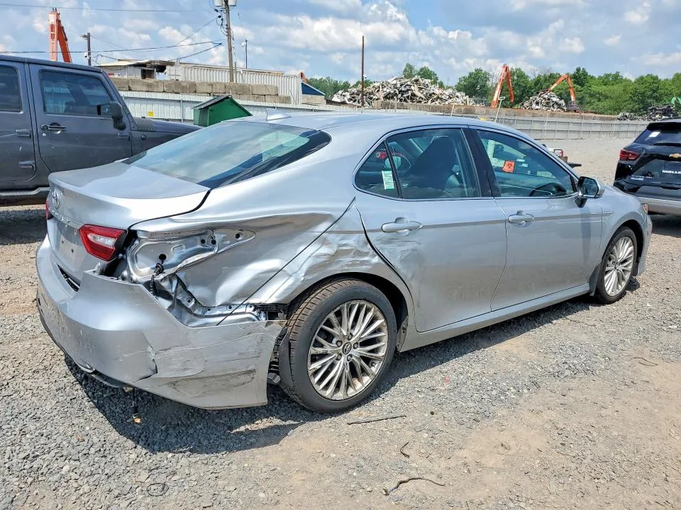4T1B11HKXJU036981 — 2018 TOYOTA CAMRY photo 3