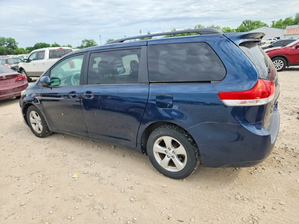 5TDKK3DC7CS245727 — 2012 TOYOTA SIENNA photo 2