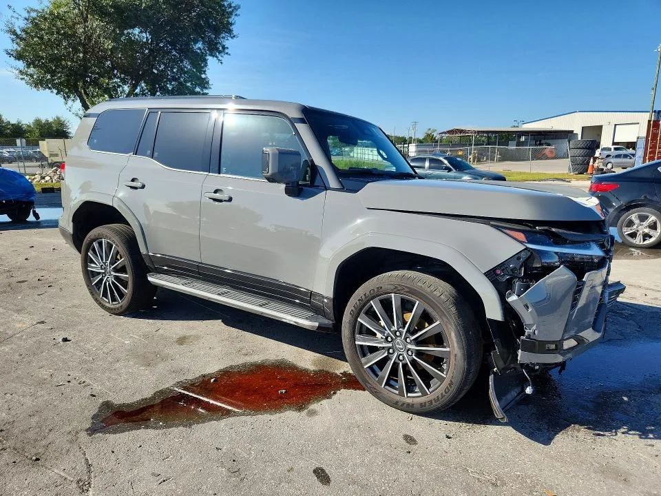 JTJVBCDXXS5055941 — 2025 LEXUS GX 550 photo 4