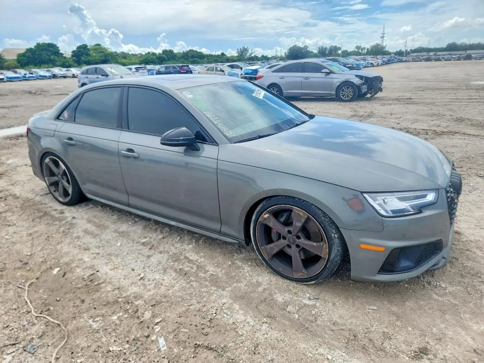 WAUB4AF42KA112323 — 2019 AUDI S4 photo 4