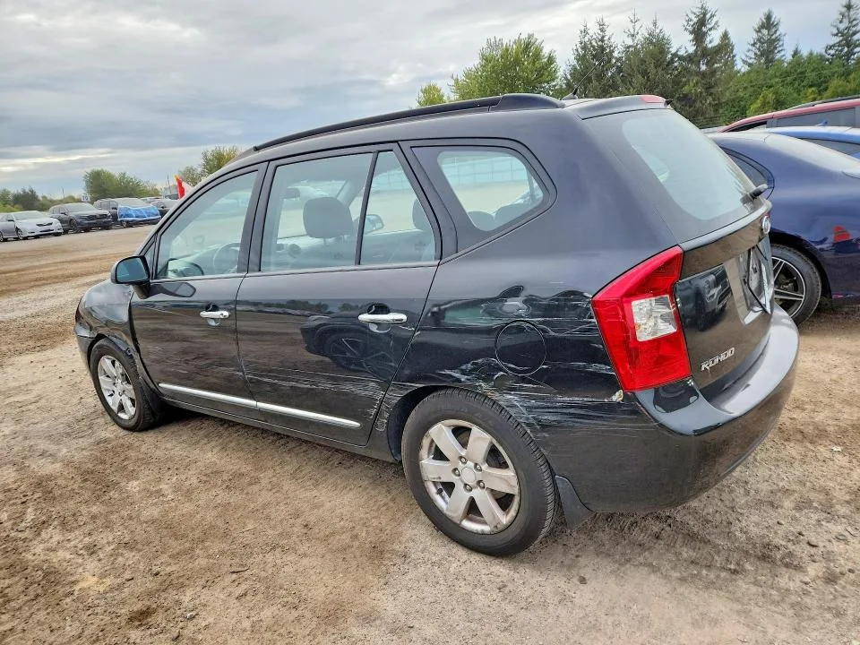 KNAFG526987148068 — 2008 KIA RONDO photo 2