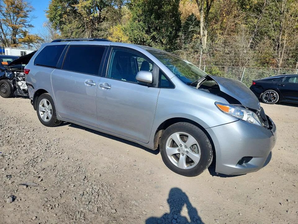 5TDKK3DCXFS544911 — 2015 TOYOTA SIENNA photo 4
