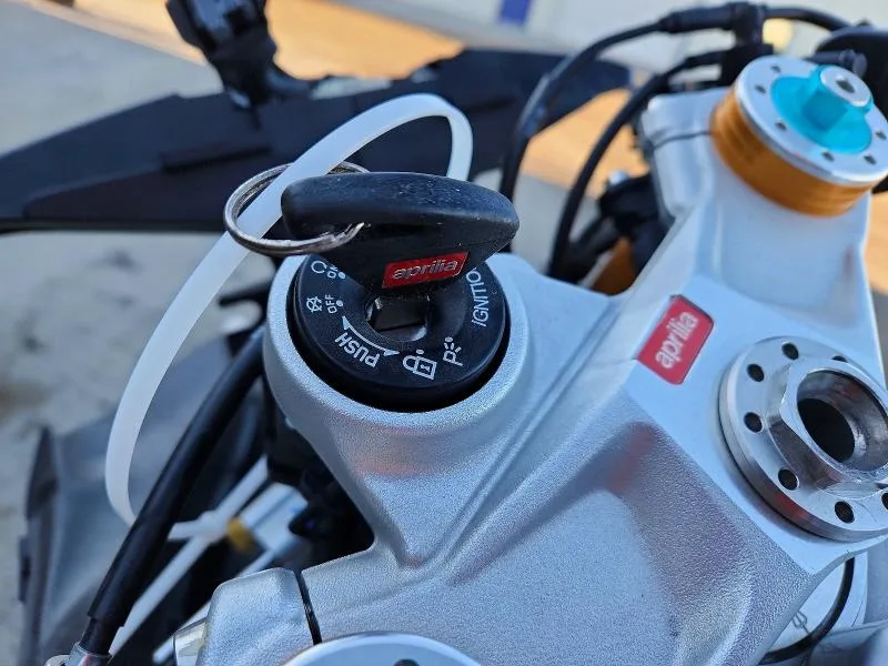 ZD4RKUB04GS000785 — 2016 APRILIA RSV4 photo 8