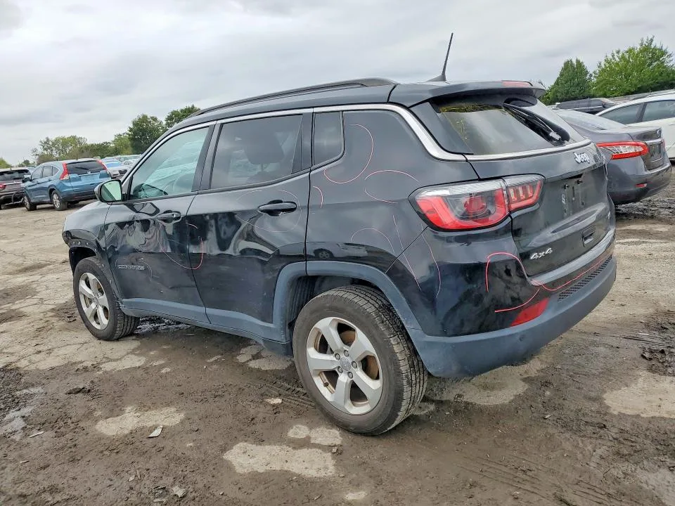 3C4NJDBB3JT115849 — 2018 JEEP COMPASS photo 2
