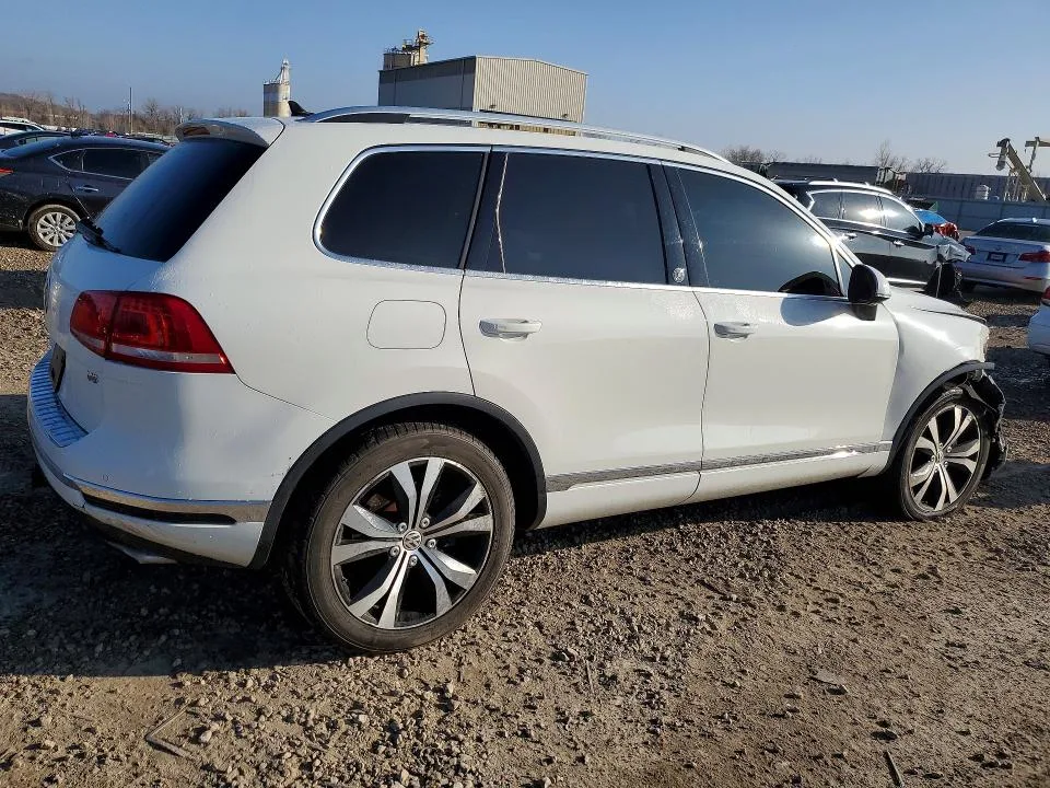 WVGRF7BPXHD004534 — 2017 VOLKSWAGEN TOUAREG photo 3