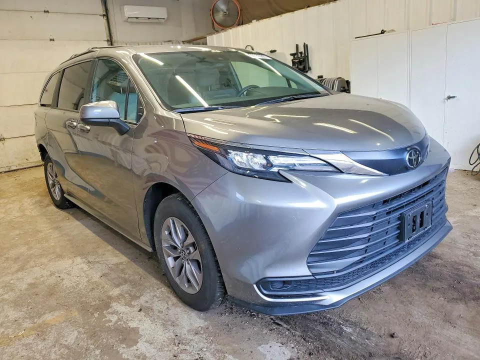 5TDKSKFC6TS240493 — 2026 TOYOTA SIENNA photo 4