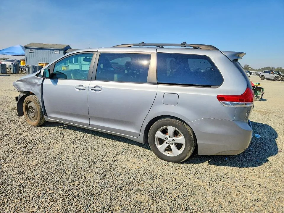 5TDKK3DC1BS162762 — 2011 TOYOTA SIENNA photo 2