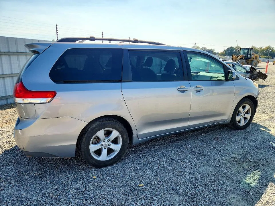 5TDKK3DC1BS162762 — 2011 TOYOTA SIENNA photo 3