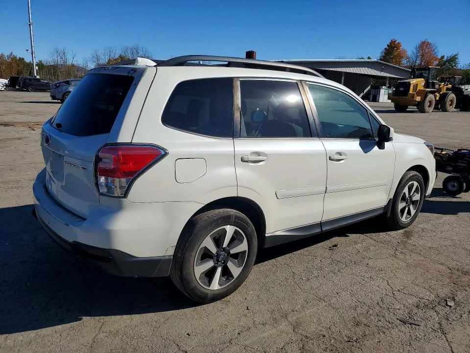 JF2SJAEC6JH427136 — 2018 SUBARU FORESTER photo 3