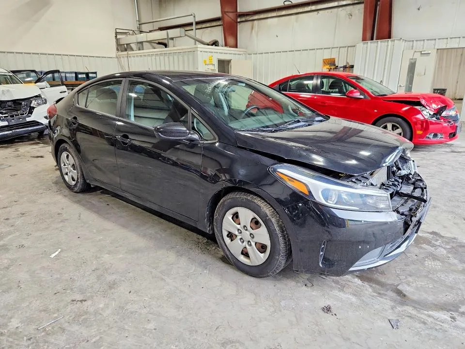3KPFK4A76HE087929 — 2017 KIA FORTE photo 4