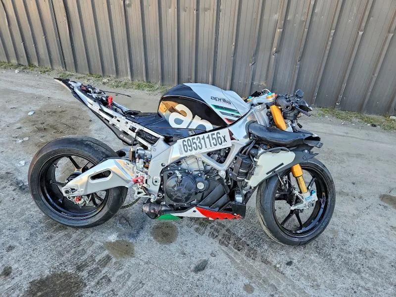 ZD4RKUB04GS000785 — 2016 APRILIA RSV4